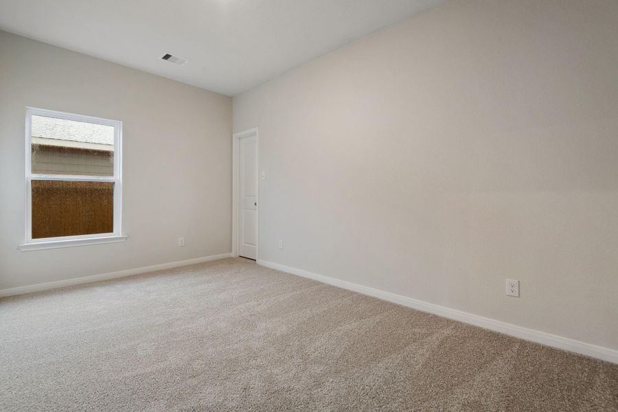 Spacious, unfurnished interior of a new home in Sweetwater Ridge, Conroe (Image 15).