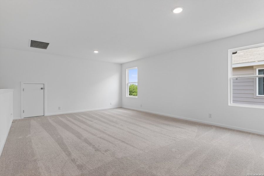 Spacious, unfurnished interior of a new home in Hennersby Hollow, San Antonio (Image 14).