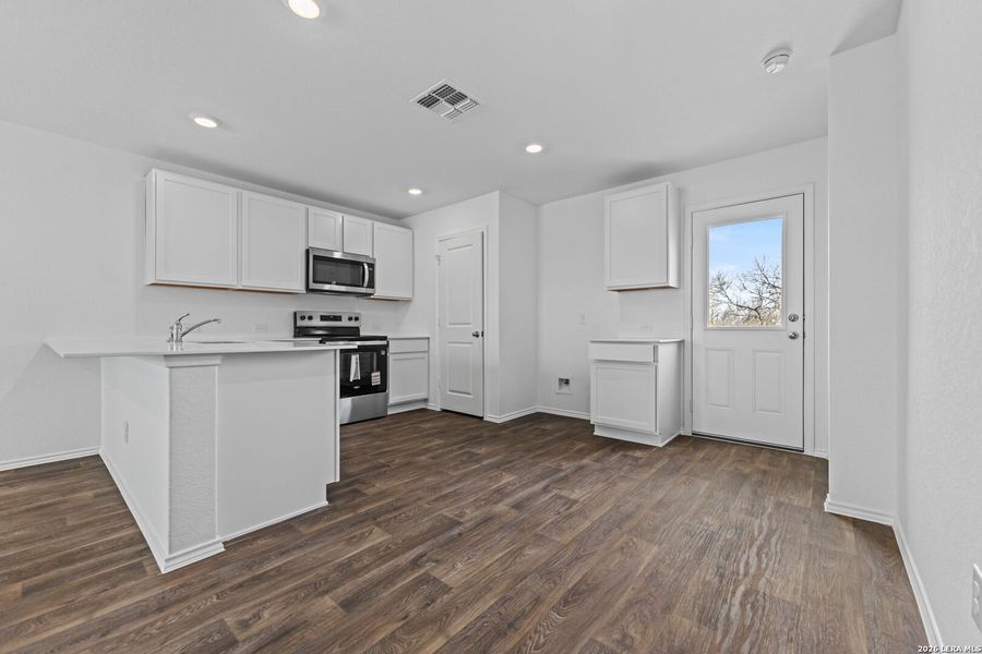 Furnished interior view inside a new home in Sonora, San Antonio (Image 5).