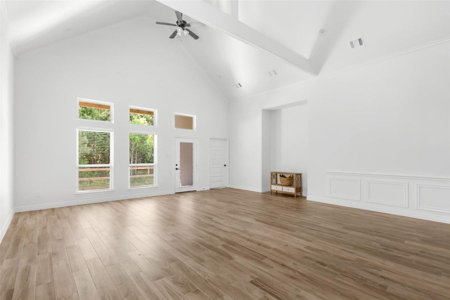 Spacious, unfurnished interior of a new home in , Anahuac (Image 19).