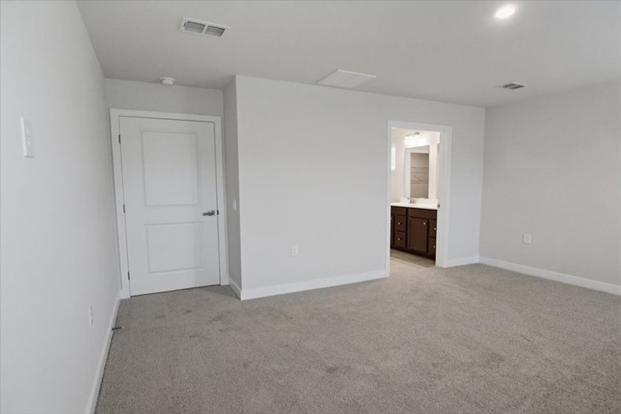 Spacious, unfurnished interior of a new home in Everly, Spartanburg (Image 25).