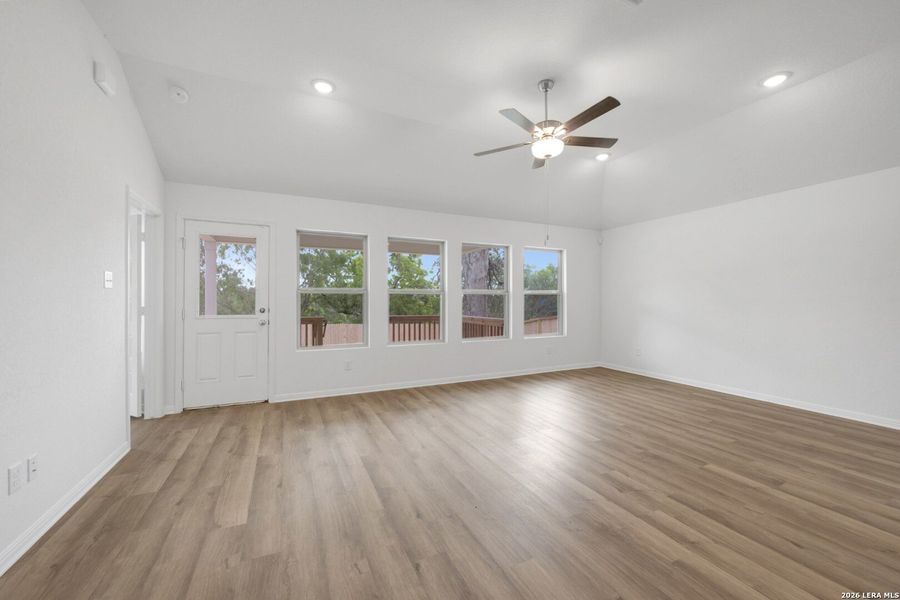 Spacious, unfurnished interior of a new home in Cinco Lakes, San Antonio (Image 31).