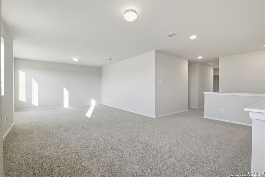 Spacious, unfurnished interior of a new home in Hunters Ranch, San Antonio (Image 15).