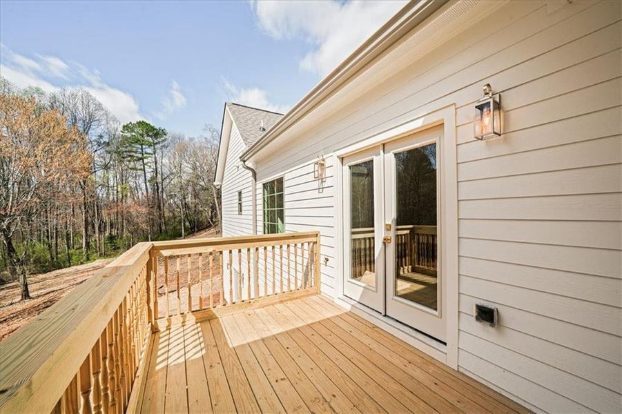 Exterior details and patio area of a home in , Murrayville (Image 3).