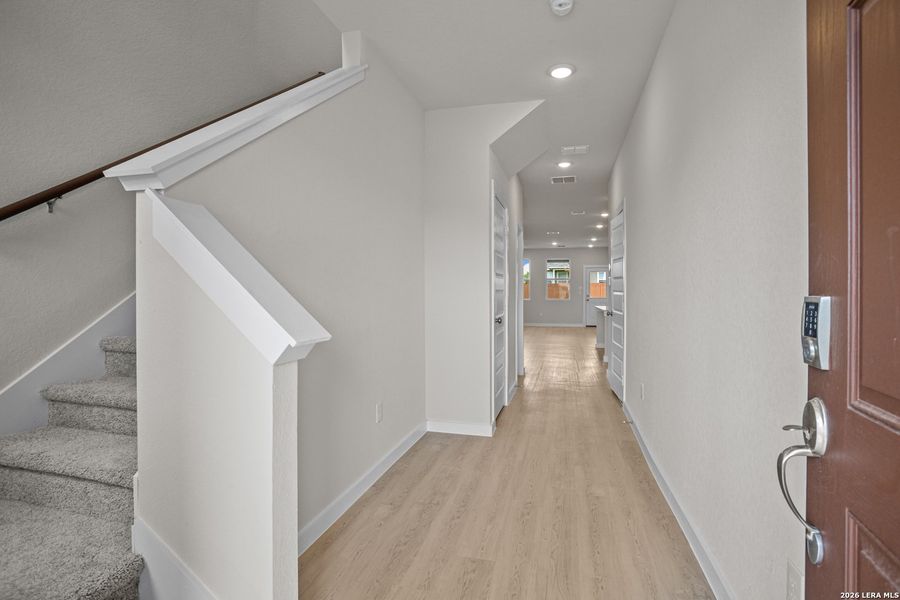 Spacious, unfurnished interior of a new home in Mesa Vista, San Antonio (Image 27).