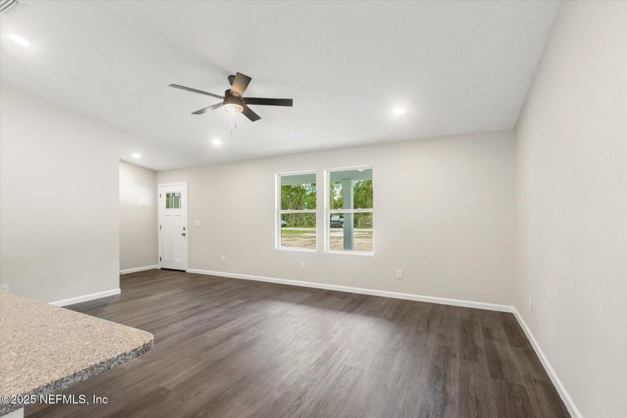 Spacious, unfurnished interior of a new home in , Palatka (Image 11).