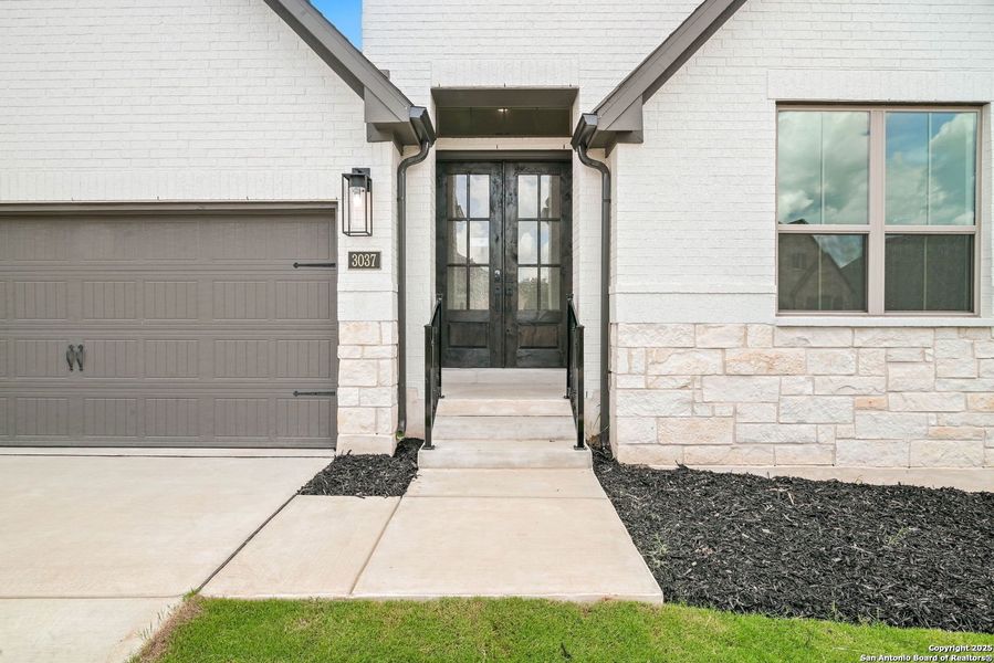 Exterior details and patio area of a home in Ventana - 70', Bulverde (Image 4).