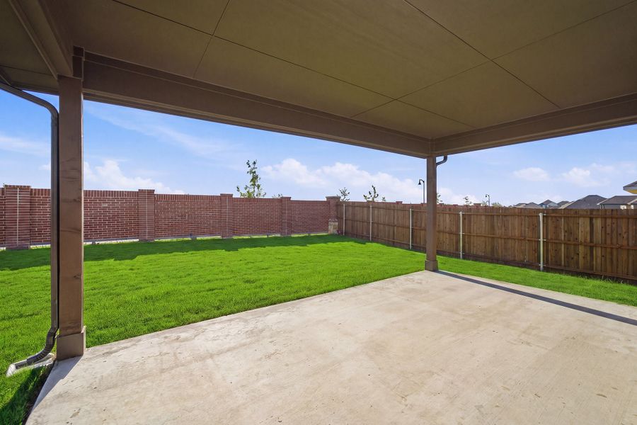 Exterior details and patio area of a home in Saddlebrook Estates, Waxahachie (Image 27).