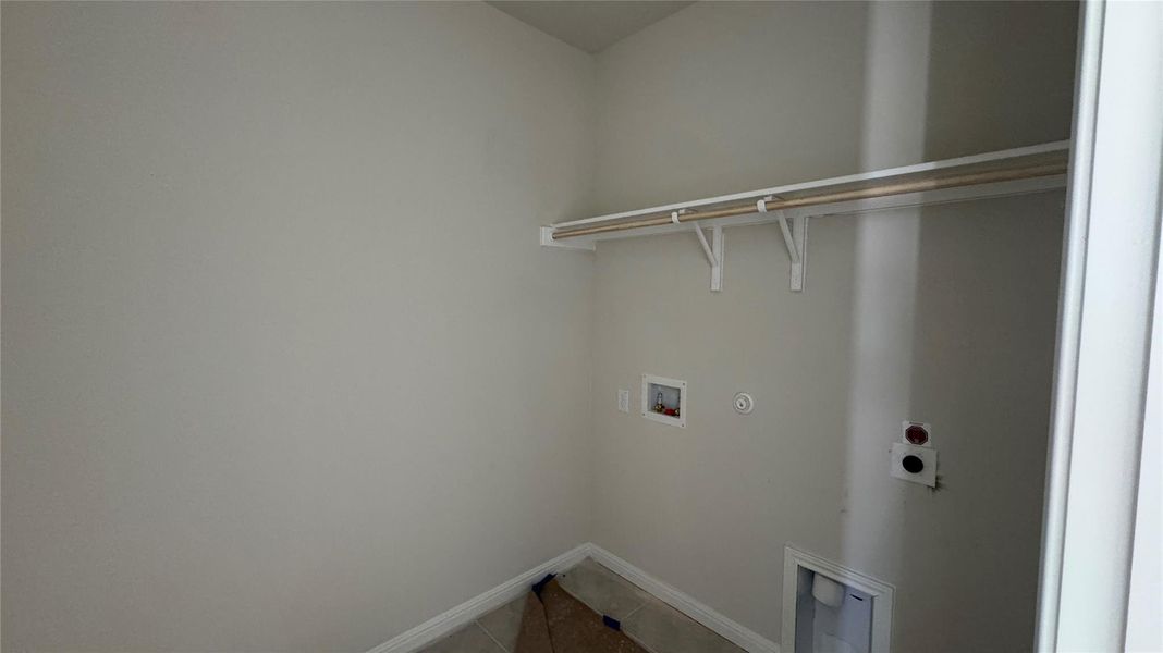 Spacious, unfurnished interior of a new home in Cannon Ranch 40s, Dripping Springs (Image 12).