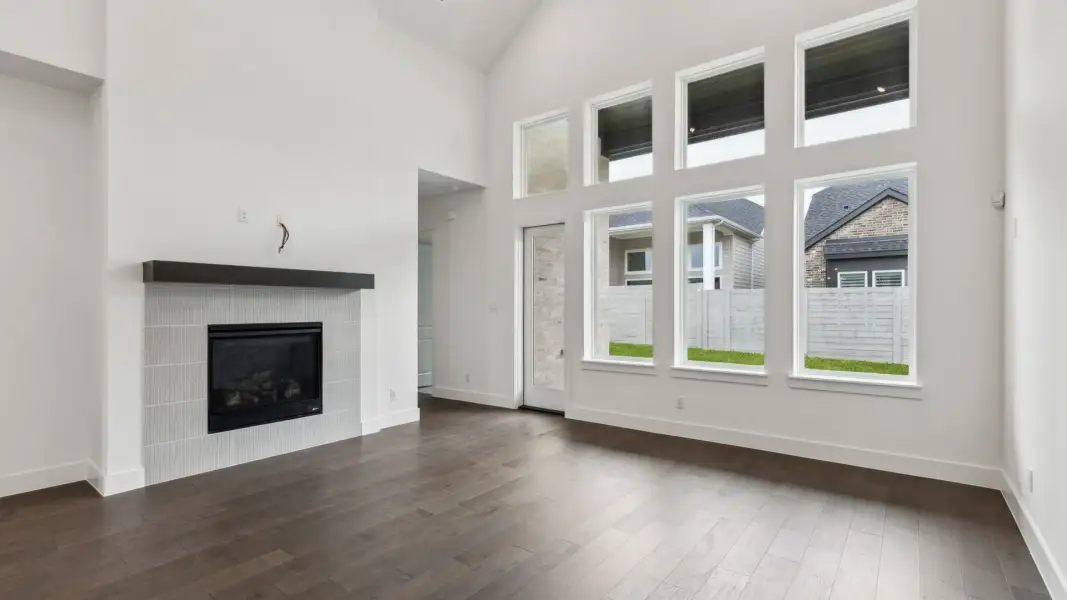 Spacious, unfurnished interior of a new home in Painted Tree 50' Series, McKinney (Image 11).