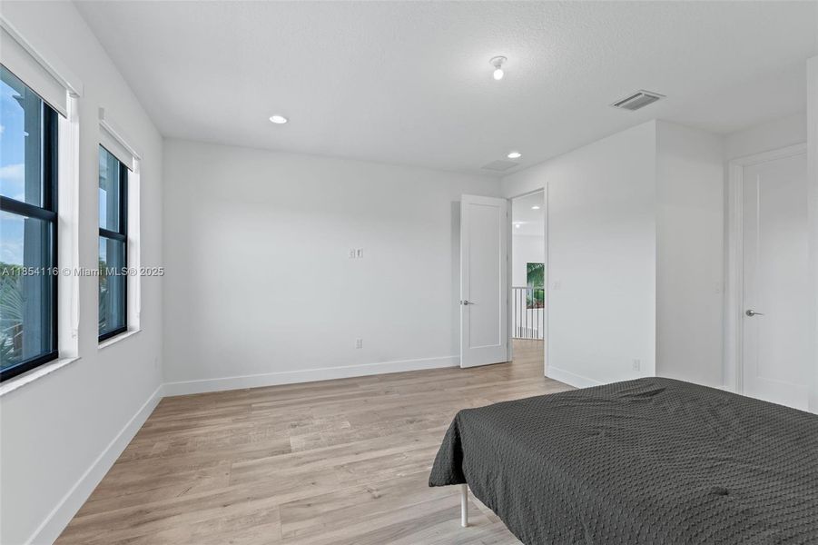 Spacious, unfurnished interior of a new home in , Boca Raton (Image 19).