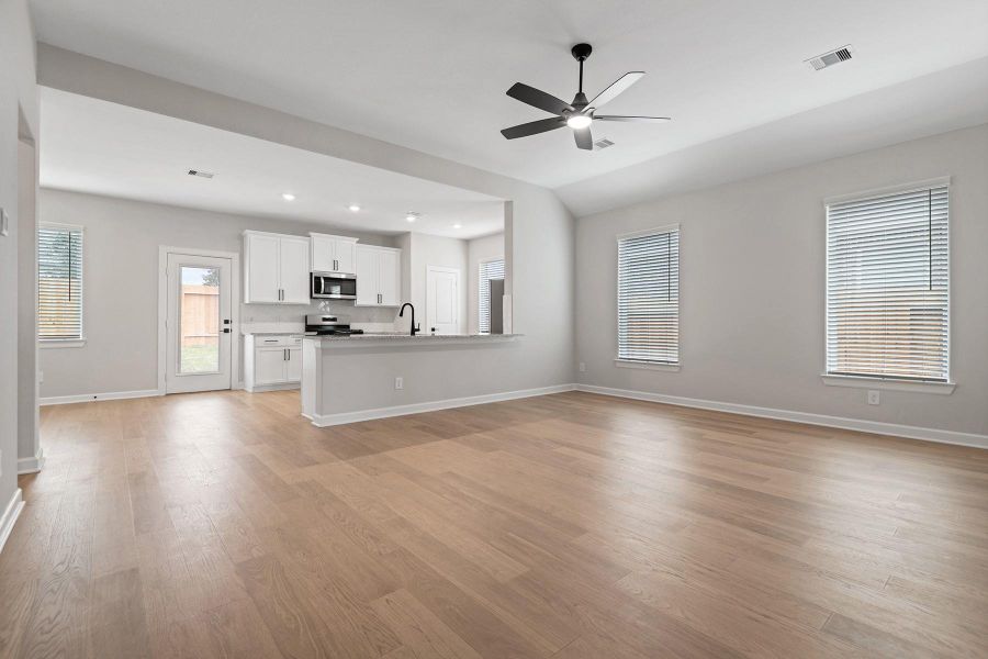 Spacious, unfurnished interior of a new home in Cypress Trails at Bauer Landing, Hockley (Image 7).