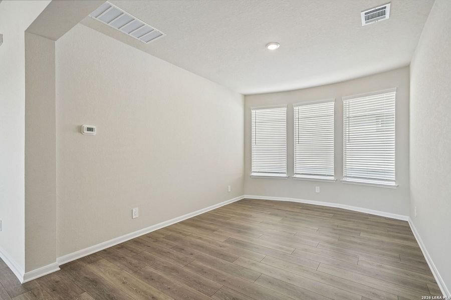 Spacious, unfurnished interior of a new home in Thomas Pond, San Antonio (Image 28).