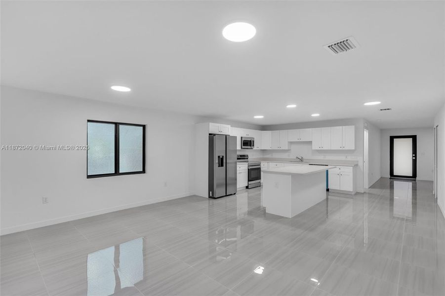 Spacious, unfurnished interior of a new home in , Miami Gardens (Image 14).