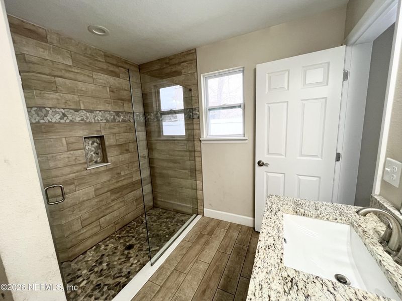 Spacious, unfurnished interior of a new home in , Jacksonville (Image 8).