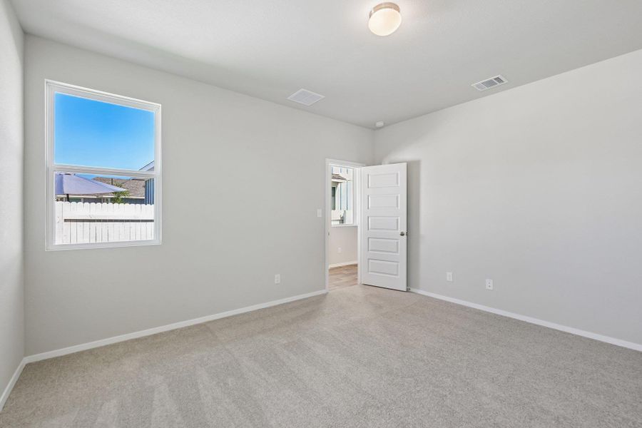 Spacious, unfurnished interior of a new home in Harvest Ridge, Elgin (Image 23).