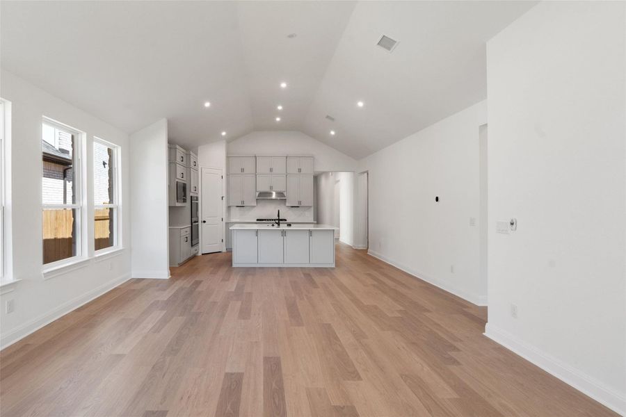 Spacious, unfurnished interior of a new home in Persimmon, Buda (Image 13).