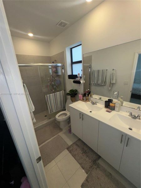 Furnished interior view inside a new home in , Homestead (Image 39).