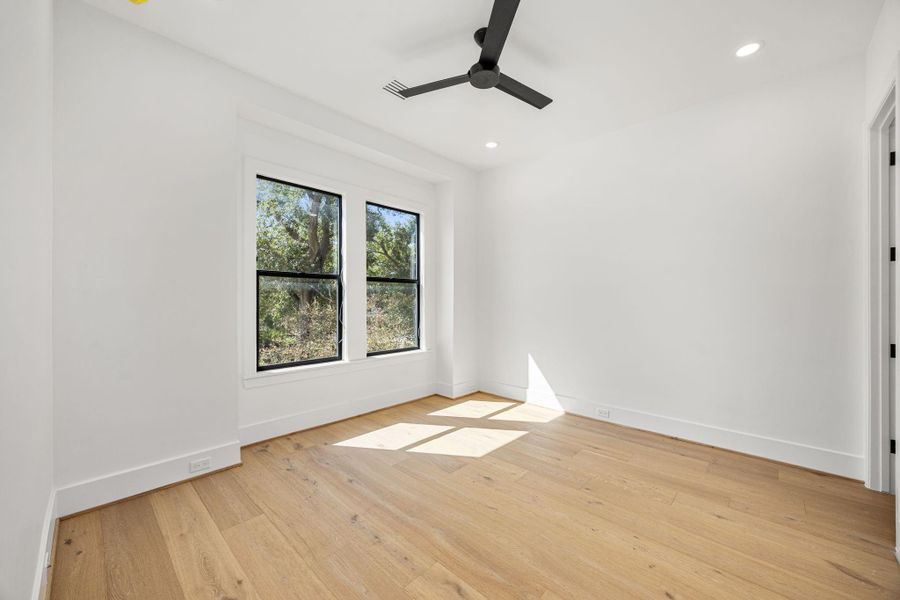 Secondary Bedroom behind Game Room w/ en-suite bathroom. Secondary Bedroom behind Game Room w/ en-suite bathroom.