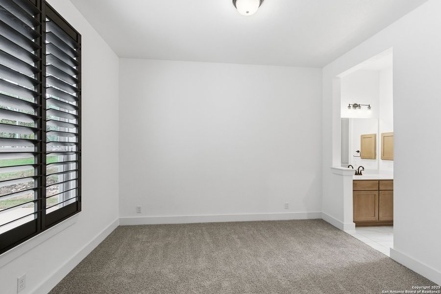 Spacious, unfurnished interior of a new home in Heimer Estates at Garden Ridge, San Antonio (Image 21).