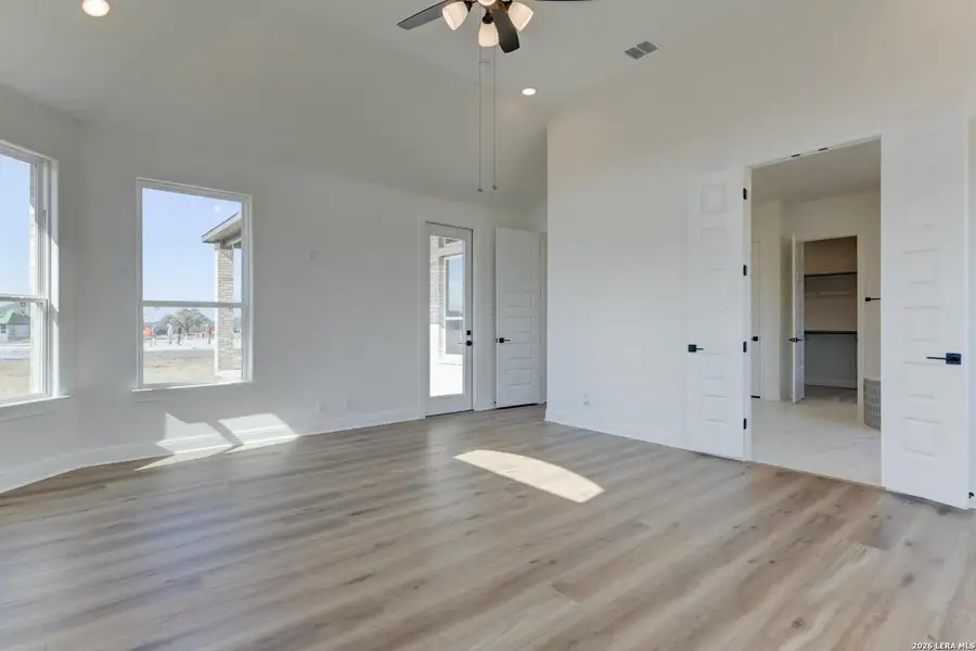 Spacious, unfurnished interior of a new home in Waldsanger, New Braunfels (Image 20).