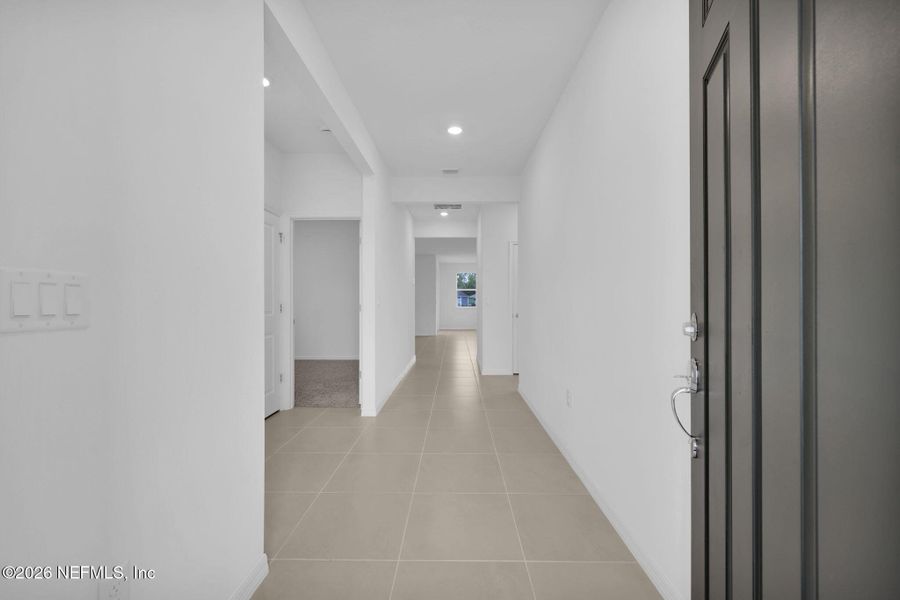 Spacious, unfurnished interior of a new home in Hyland Trail, Green Cove Springs (Image 27).