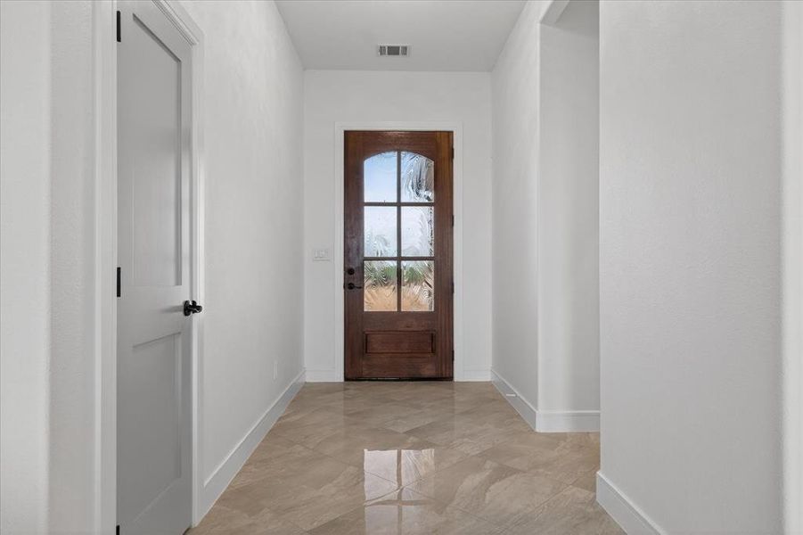 Spacious, unfurnished interior of a new home in , Celeste (Image 20).