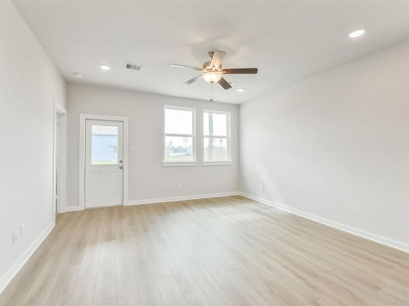 Spacious, unfurnished interior of a new home in Spring Branch Crossing, Conroe (Image 24).