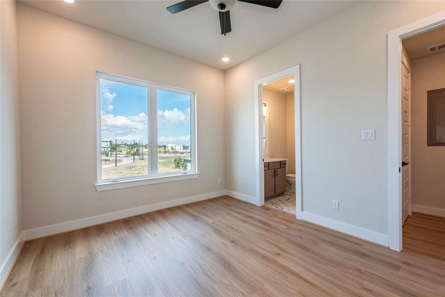 Spacious, unfurnished interior of a new home in , Seabrook (Image 25).