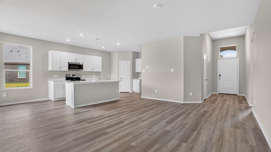 Spacious, unfurnished interior of a new home in Saratoga, Granbury (Image 11).