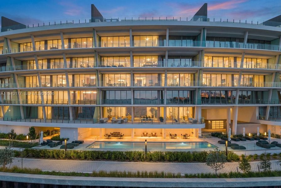 Condo located in Miami, FL showcasing its design and architecture (Image 19).