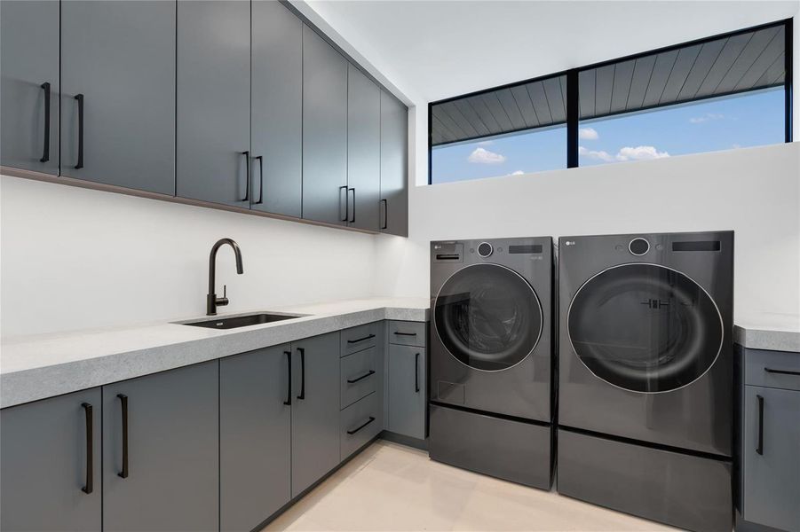 2nd floor laundry room w/steamer