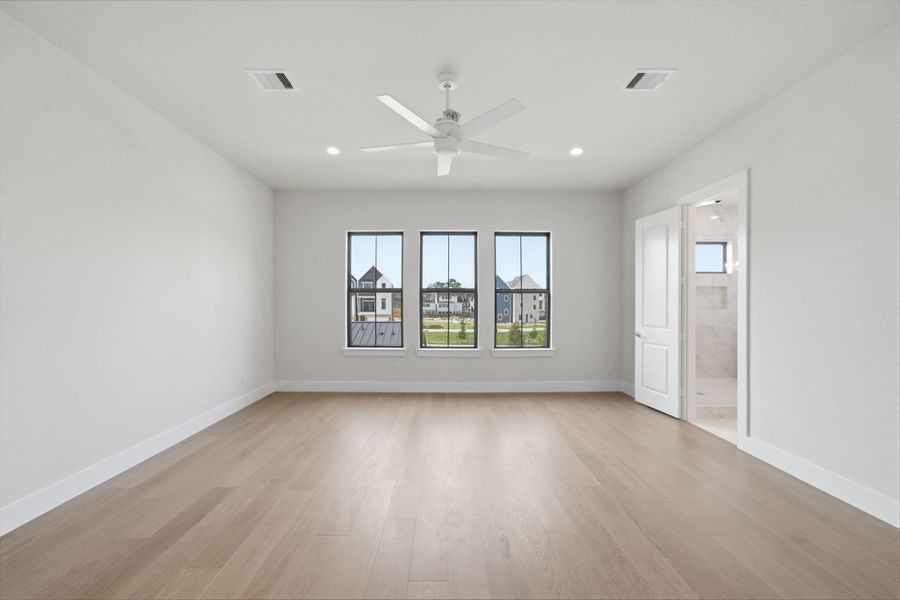 Spacious, unfurnished interior of a new home in Spring Valley Creek, Houston (Image 27).