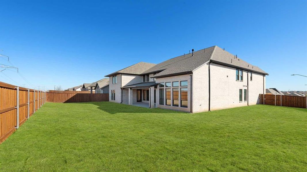 Exterior details and patio area of a home in Ventana 70', Fort Worth (Image 3).