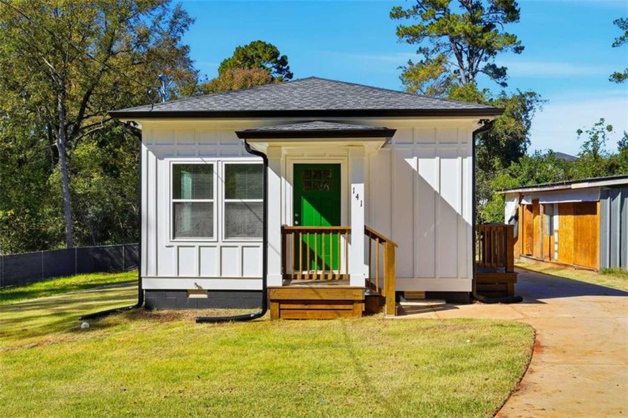 Exterior details and patio area of a home in , Athens (Image 17).