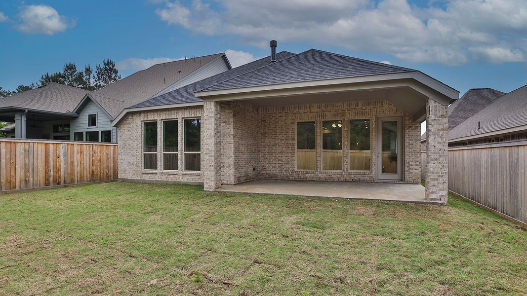 Exterior details and patio area of a home in Kresston, Montgomery (Image 3).