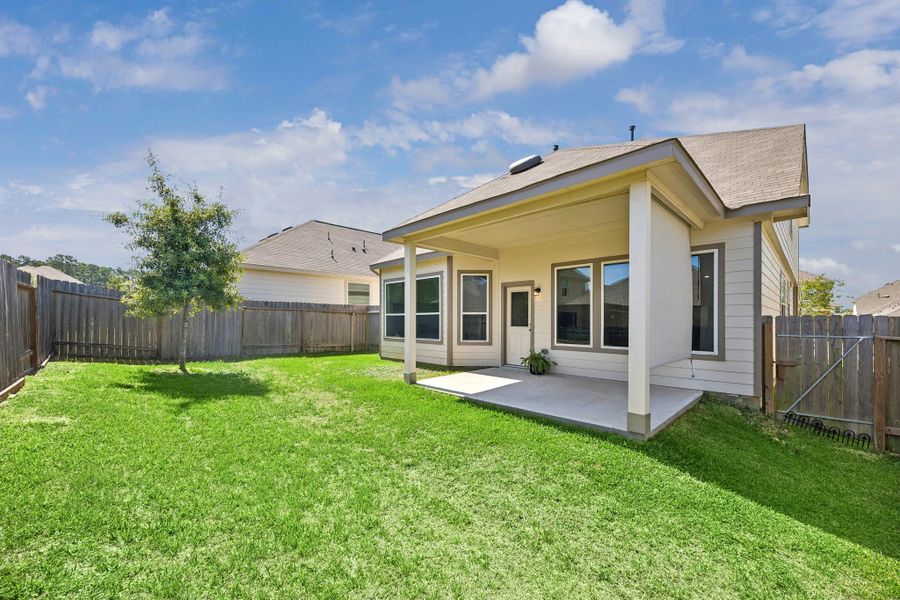 Exterior details and patio area of a home in Madison Bend, Conroe (Image 4). Exterior details and patio area of a home in Madison Bend, Conroe (Image 4).