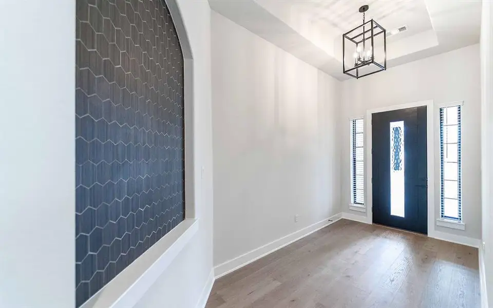 Spacious, unfurnished interior of a new home in Heath Golf & Yacht Club, Forney (Image 14).
