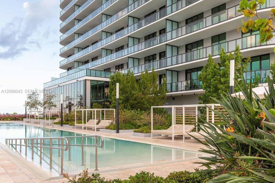 Condo located in Miami Beach, FL showcasing its design and architecture (Image 26).