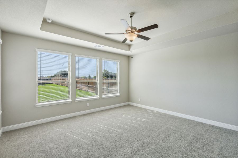 Spacious, unfurnished interior of a new home in Oaks of North Grove, Waxahachie (Image 7).