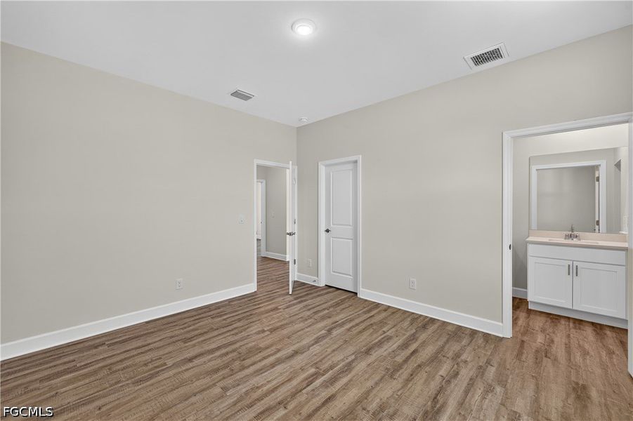 Spacious, unfurnished interior of a new home in Cape Coral, Cape Coral (Image 20).