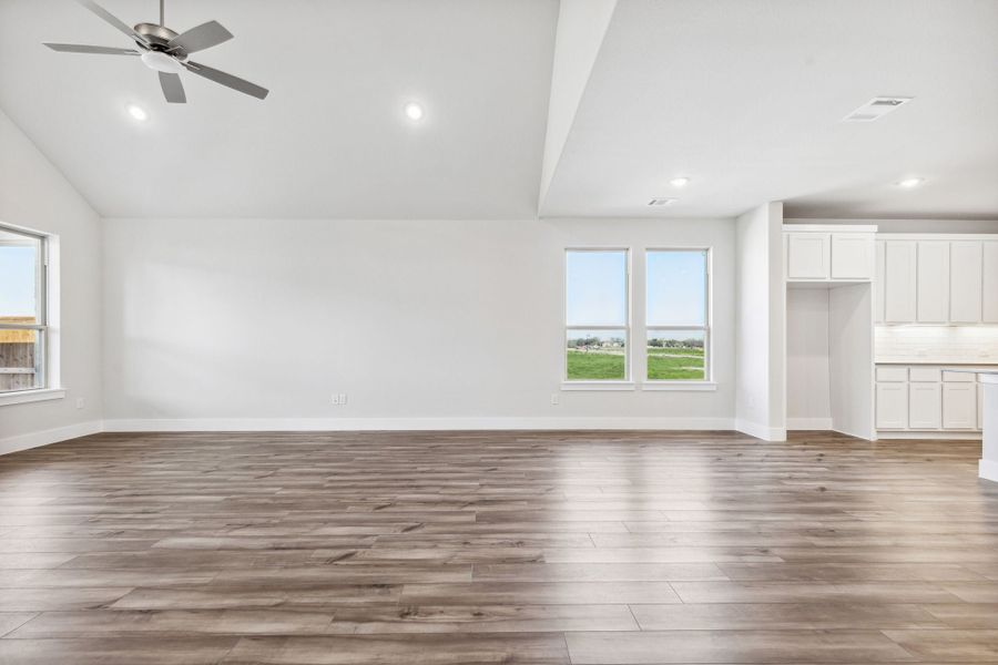 Spacious, unfurnished interior of a new home in Dove Hollow, Waxahachie (Image 20).