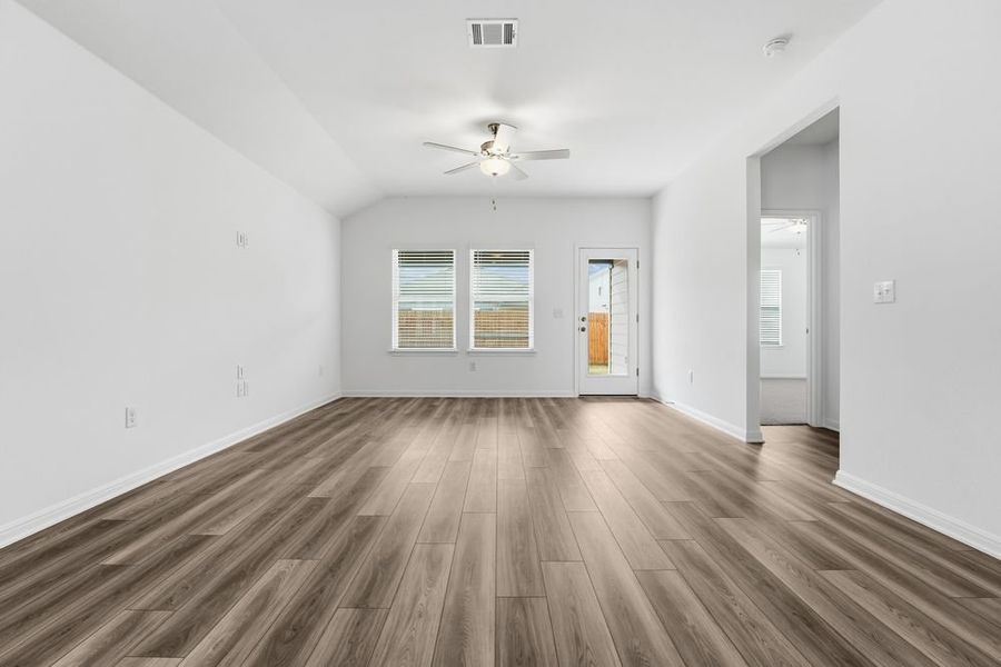 Spacious, unfurnished interior of a new home in Longview, Del Valle (Image 11).