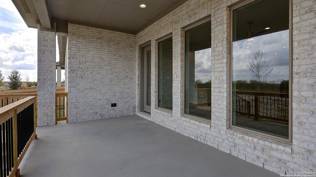 Exterior details and patio area of a home in Haby Hill 60', San Antonio (Image 4).