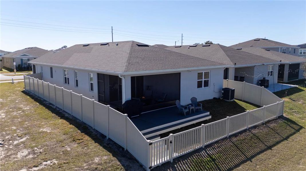 Exterior details and patio area of a home in , Lake Alfred (Image 3).