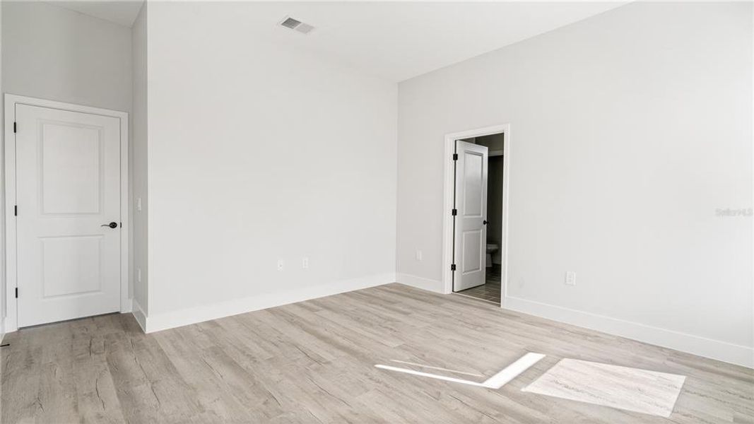Spacious, unfurnished interior of a new home in , Ocala (Image 29).