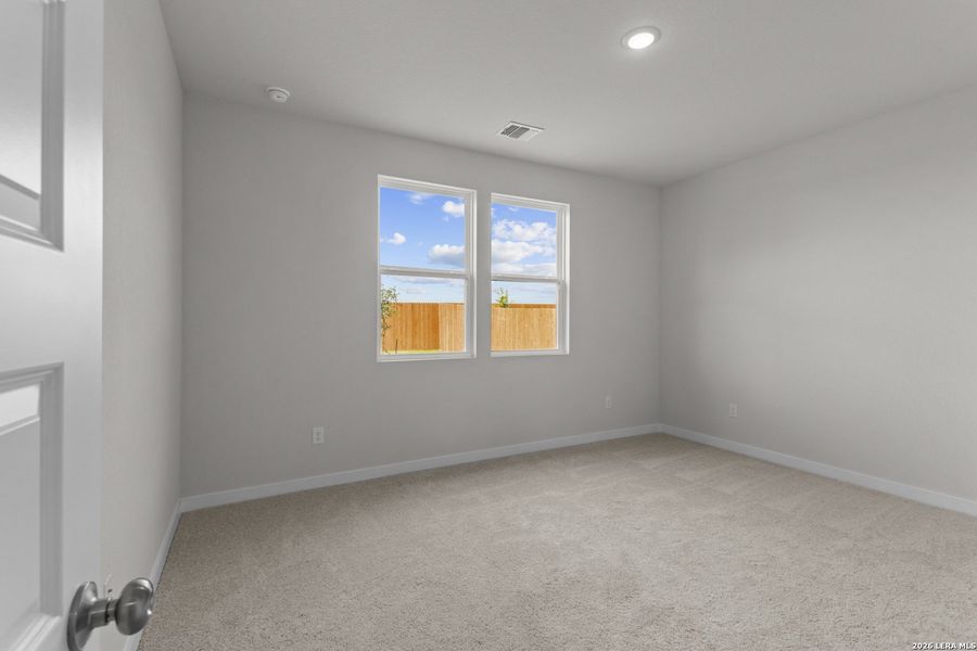 Spacious, unfurnished interior of a new home in Mesa Vista, San Antonio (Image 18).