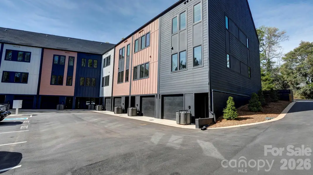 Condo located in Charlotte, NC showcasing its design and architecture (Image 3).