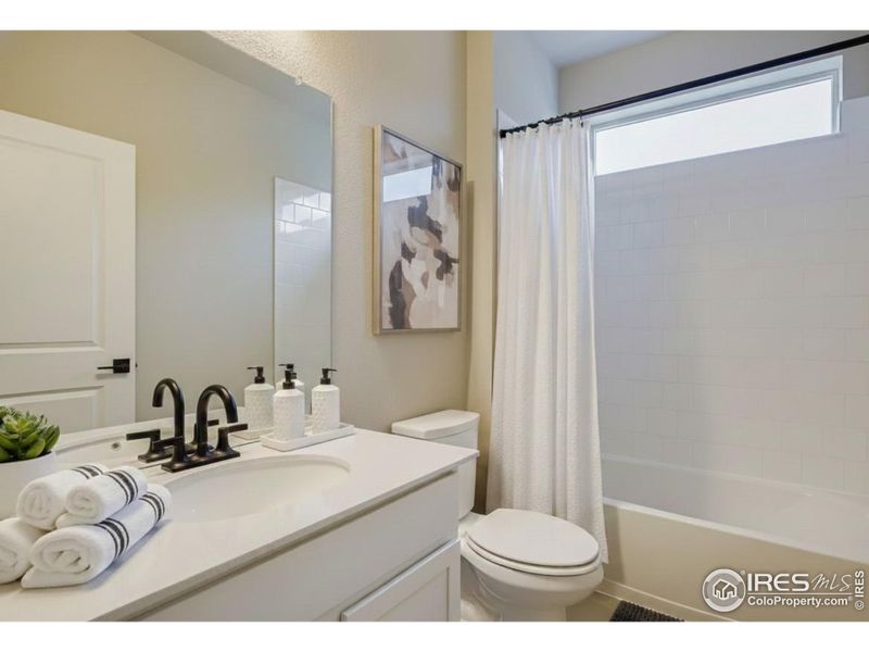 Main level full bath