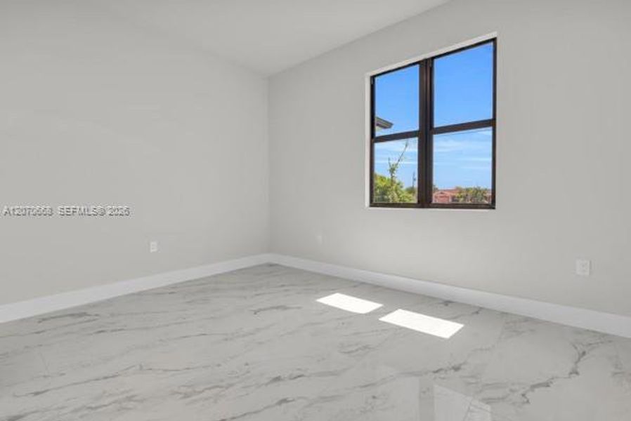 Spacious, unfurnished interior of a new home in , Cape Coral (Image 18).